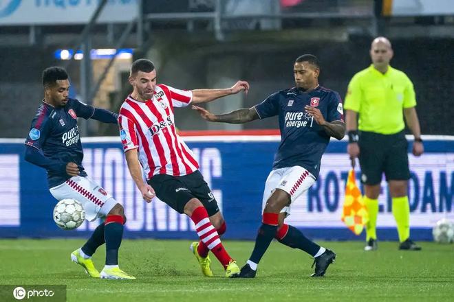 出脚果断 出脚果断